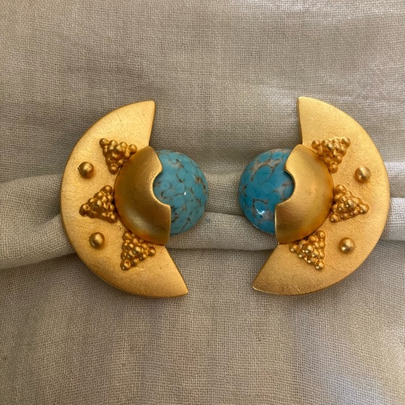 Vintage‎ Designer Signed Crescent Moon Ornate Clip on Earrings Faux Turquoise - Picture 1 of 8